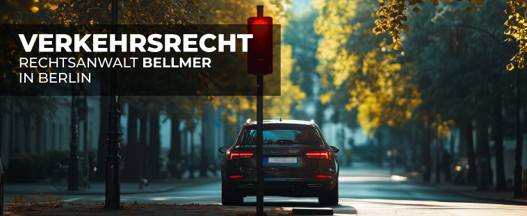 Zu sehen ist ein Auto hinter einer roten Ampel. Zu dem gibt es einen Banner mit der aufschrift 'Verkehrsrecht - Rechtsanwalt Bellmer in Berlin'