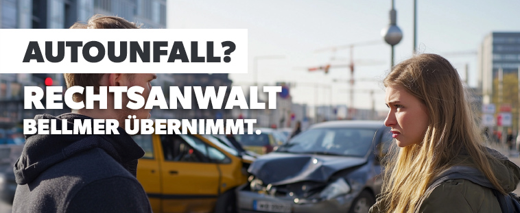 Zu sehen ist ein Bild im Hintergrund der einen Autounfall von zwei Autos in Berlin zeigt. Zwei Personen schauen sich vorne im Bild an, Unfallbeteiligte. Schrift 